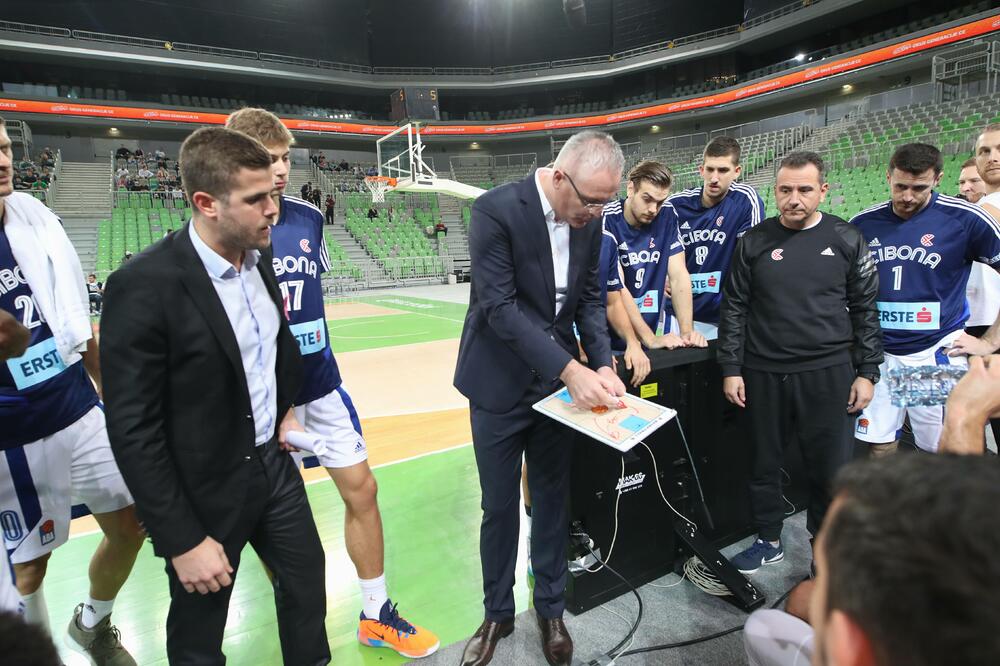 Trener Velić sa igračima Cibone, Foto: Ales Fevzer