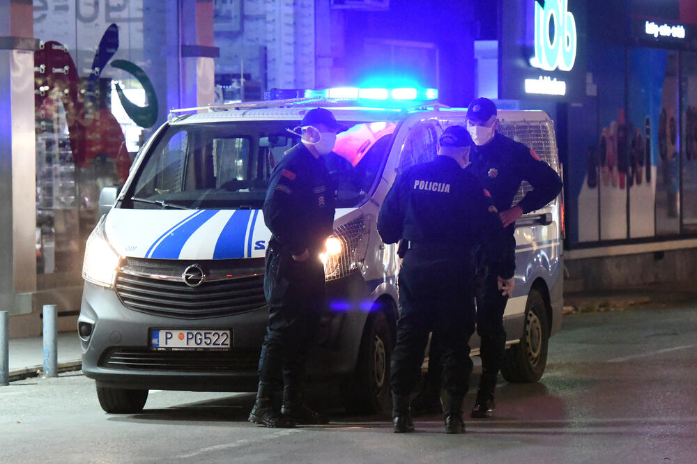 Policajci kontrolišu poštovanje privremenih mjera NKT: Detalj iz Podgorice (ilustracija), Foto: Savo Prelević