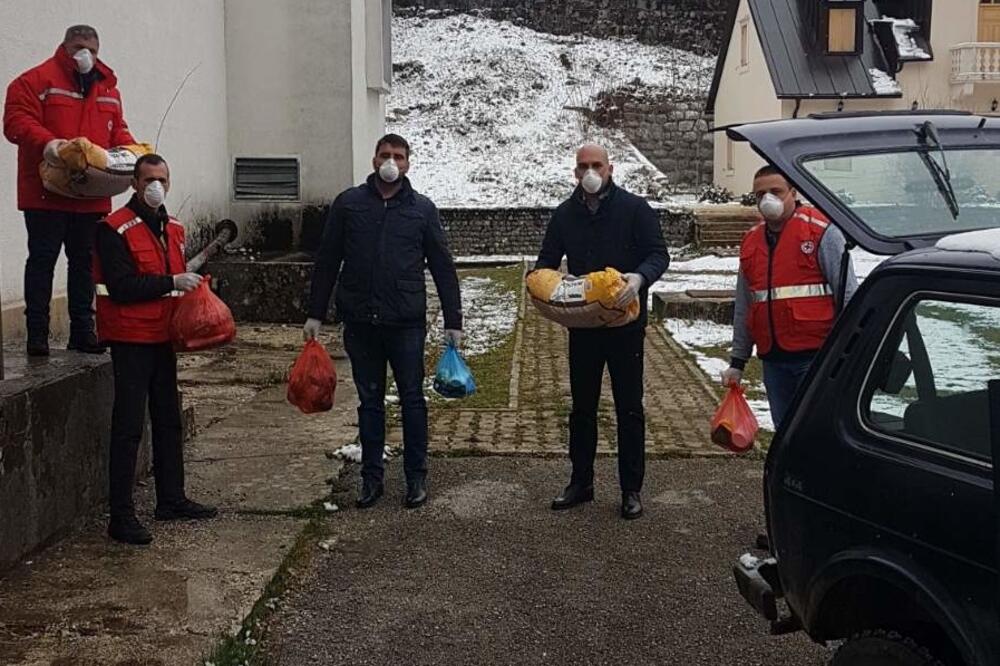 Volonteri uručuju pomoć u Šavniku