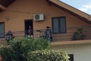 Grupa "Mars" iz Tuzi sa kućne terase pjesmom uveseljava komšije