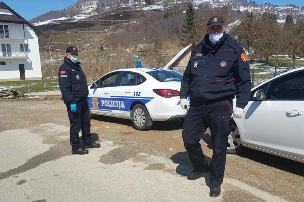 Policija na ulazu u selo, Foto: Opština Bijelo Polje