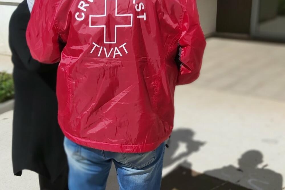 Aktivista Crvenog krsta u Tivtu, Foto: Siniša Luković