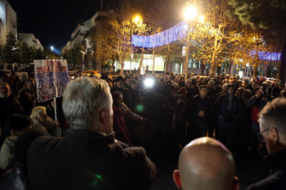 Sa jednog od okupljanja ispred Skupštine Crne Gore, Foto: Filip Roganović
