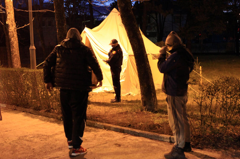 Policijski šator kod zgrade Centra bezbjednosti, Foto: Luka Zeković