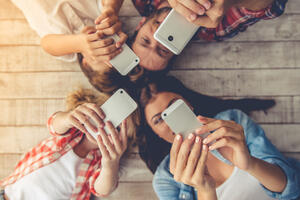 Kako u karanitinu ograničiti vrijeme pred ekranima: Djeci, sebi...