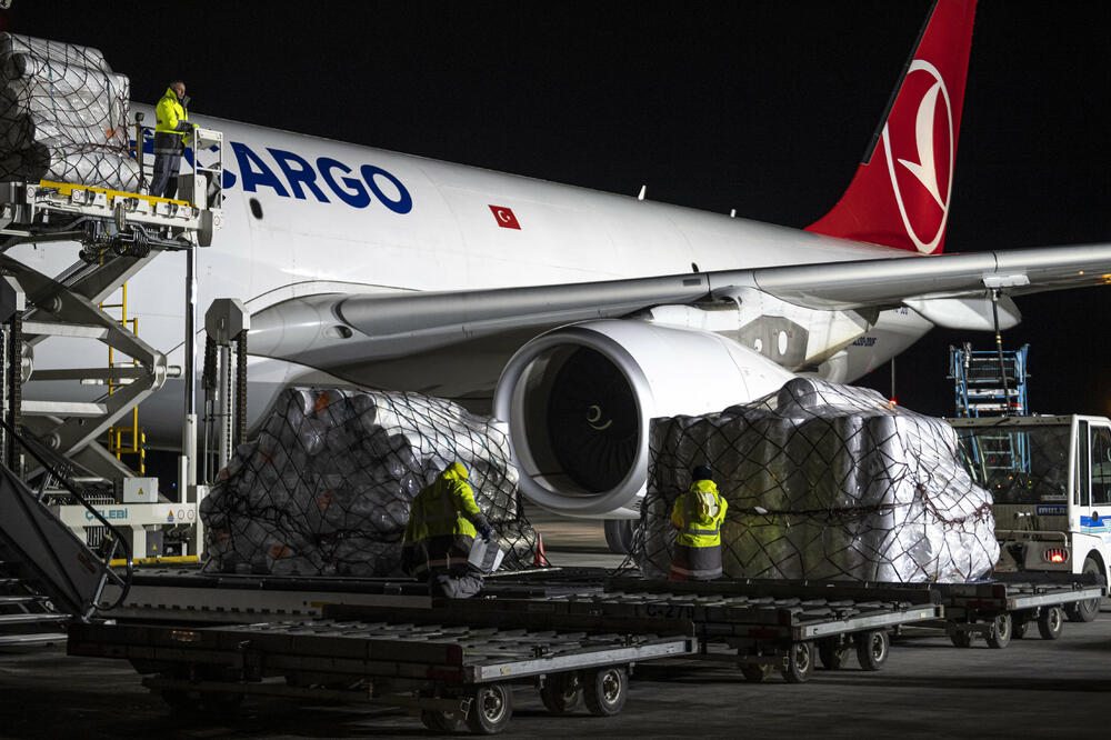 Oprema iz turske fabrike na aerodromu u Budimpešti, Foto: AP