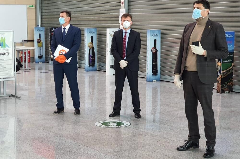 Pejanović na Aerodromu dočekuje Crnogorske građane, Foto: Ministarstvo vanjskih poslova