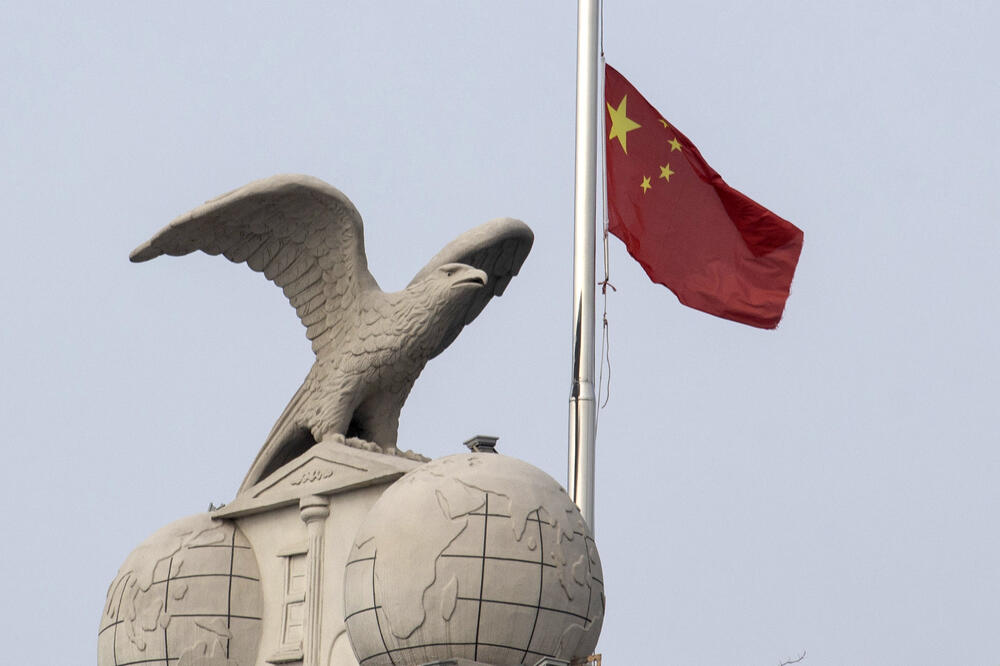 Zastava Kine na vrhu jedne zgrade u Vuhanu, Foto: AP