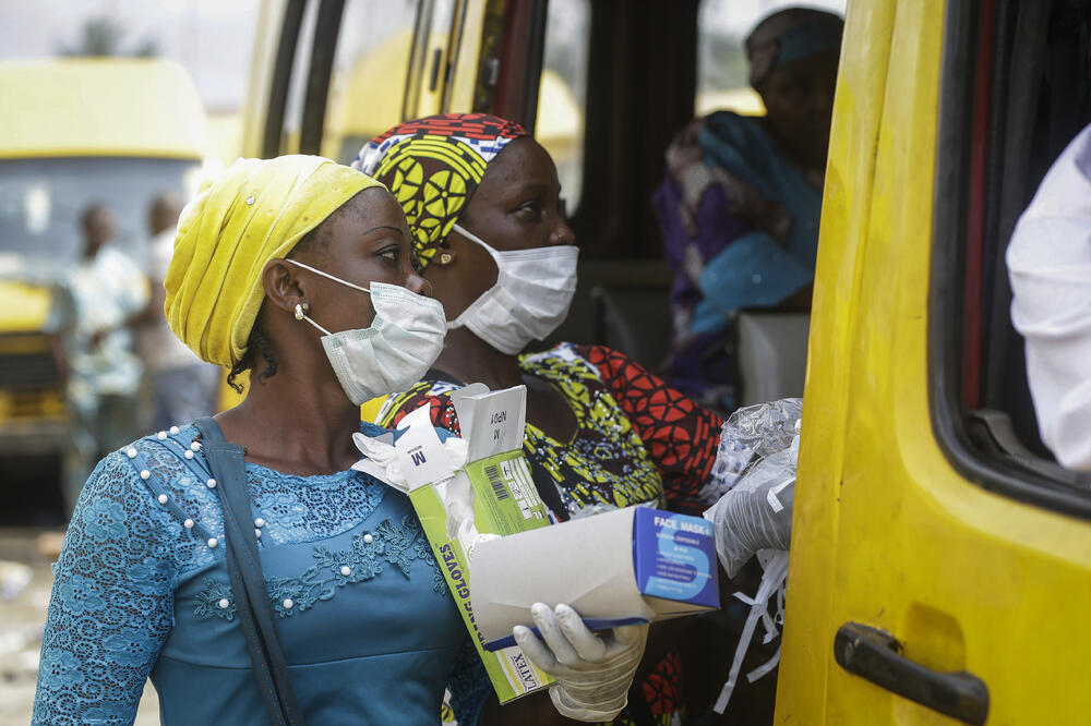 Dijeljenje maski u nigerijiskom gradu Lagos, Foto: Beta/AP/Sunday Alamba