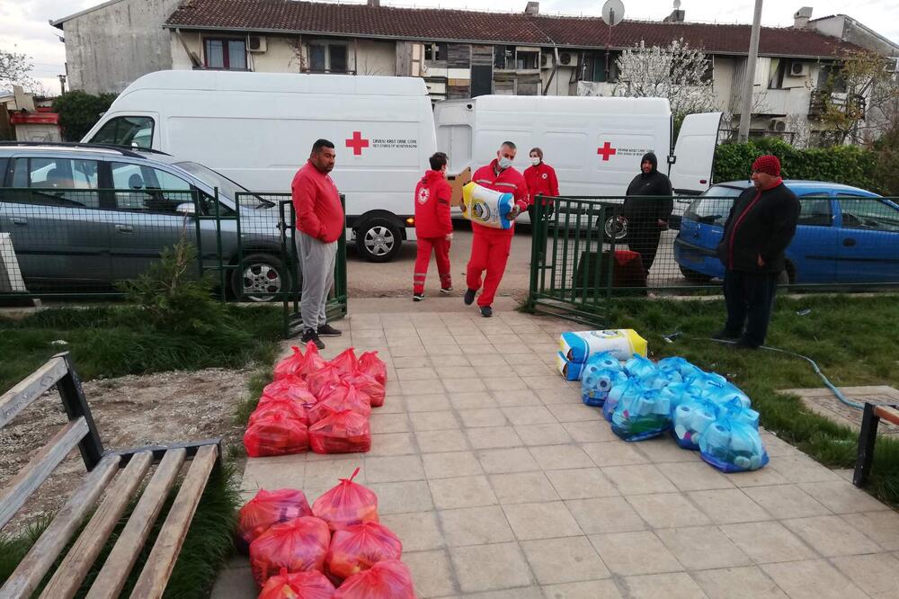 Dostavljanje pomoći, Foto: Crveni krst Crne Gore