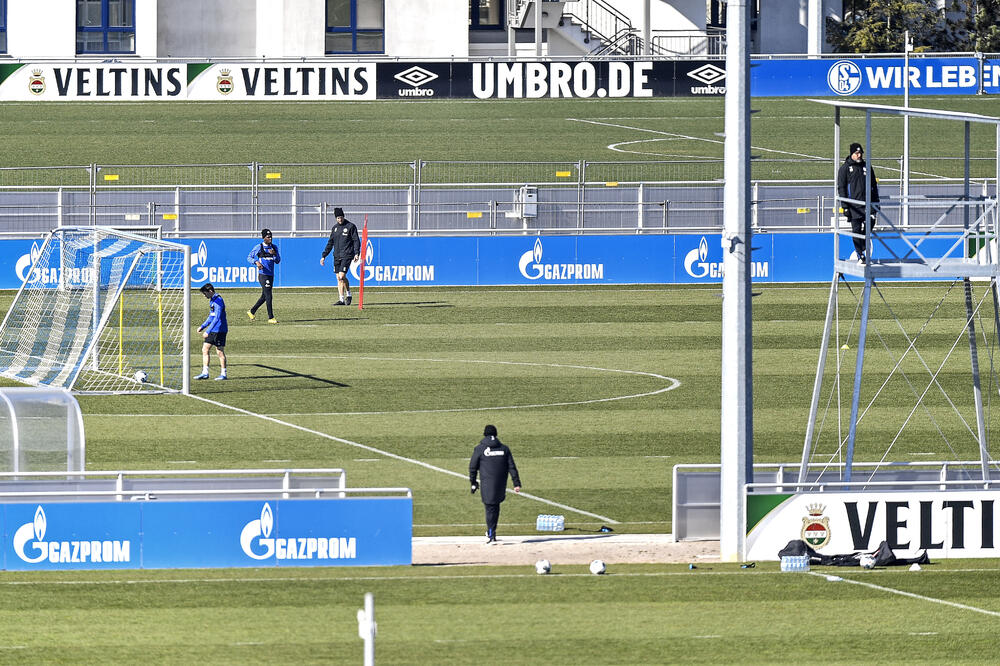 Fudbaleri Šalkea na treningu prije dva dana, Foto: AP