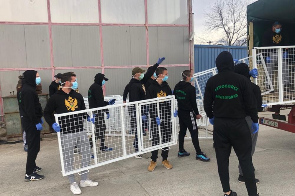 Navijači pomažu u transportu kreveta, Foto: Jelena Jovanović