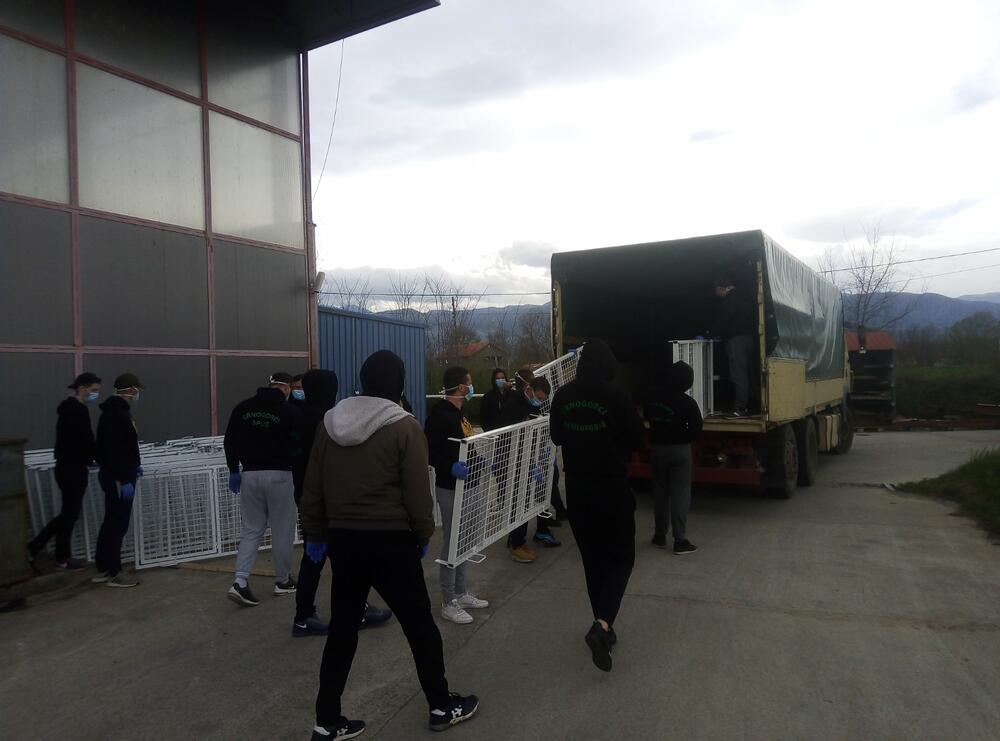 Navijači pomažu u transportu kreveta za Bemax arenu