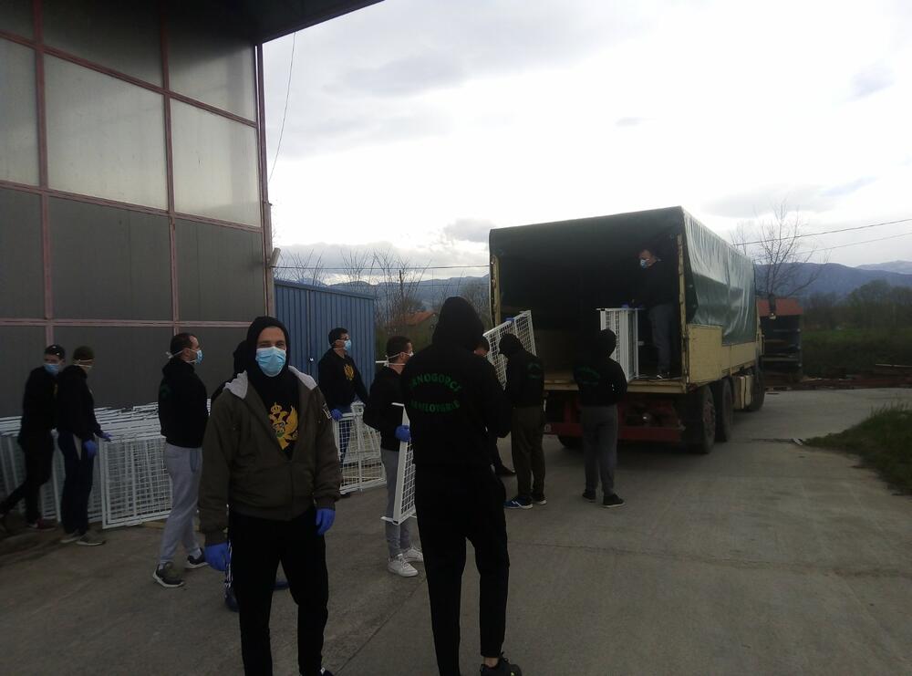 Navijači pomažu u transportu kreveta za Bemax arenu