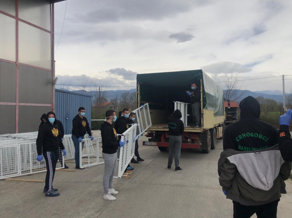 Navijači pomažu u transportu kreveta za Bemax arenu