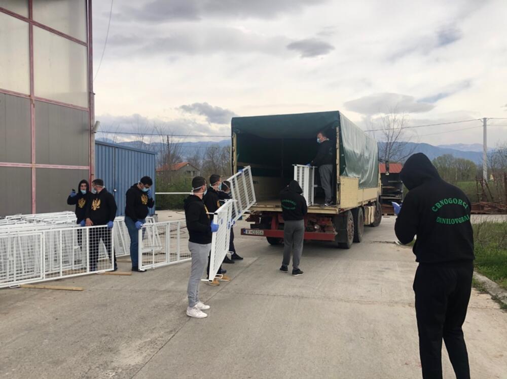 Navijači pomažu u transportu kreveta za Bemax arenu