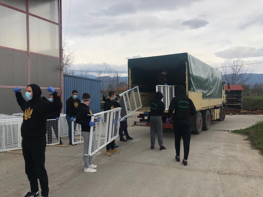 Navijači pomažu u transportu kreveta za Bemax arenu