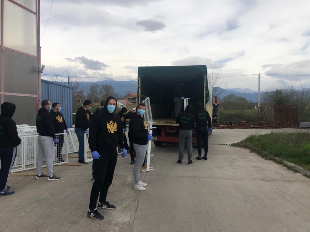 Navijači pomažu u transportu kreveta za Bemax arenu