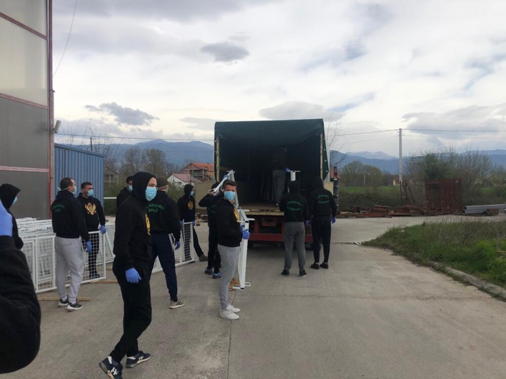 Navijači pomažu u transportu kreveta za Bemax arenu