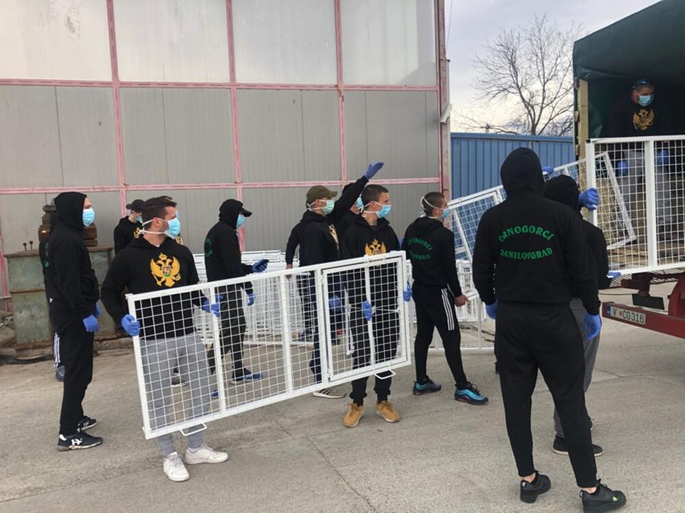 Navijači pomažu u transportu kreveta za Bemax arenu