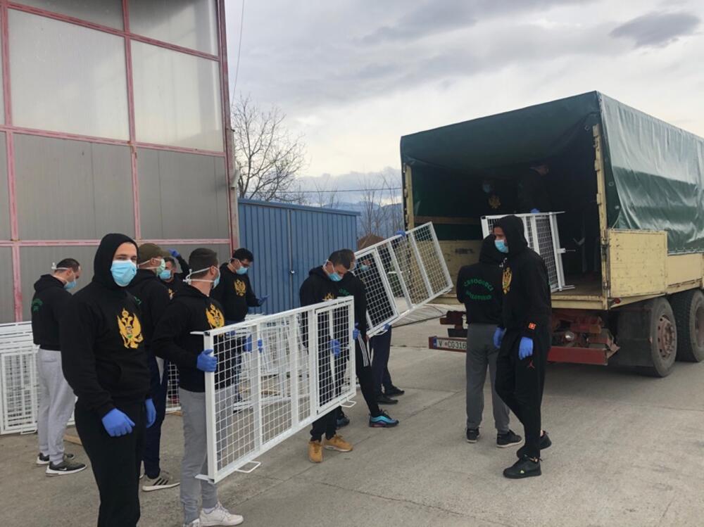 Navijači pomažu u transportu kreveta za Bemax arenu