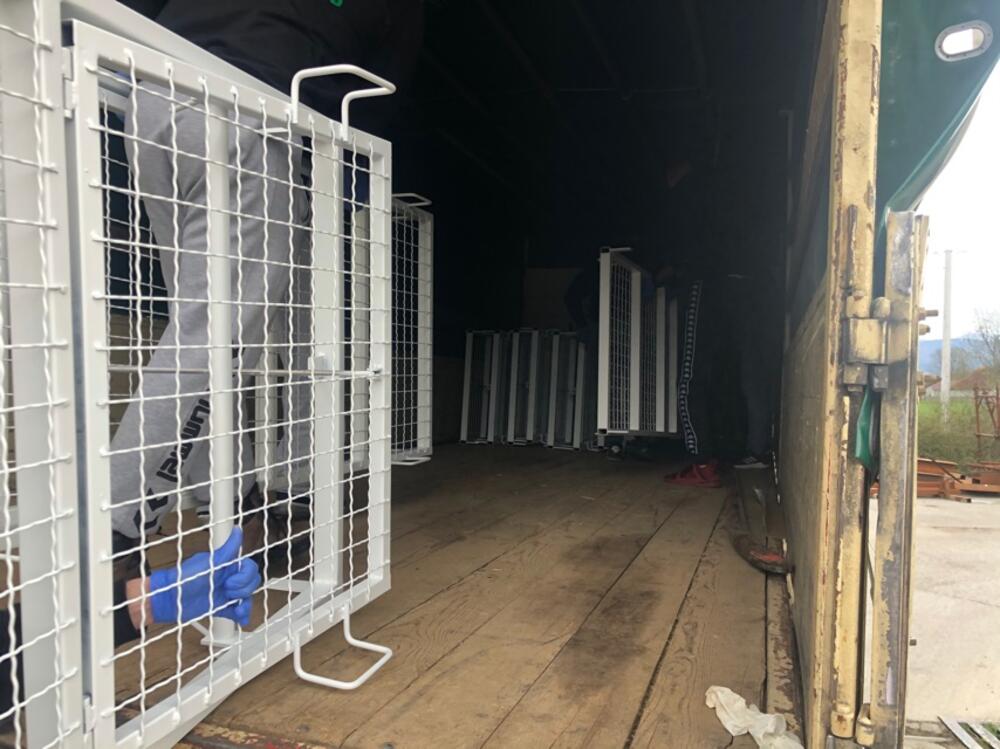 Navijači pomažu u transportu kreveta za Bemax arenu