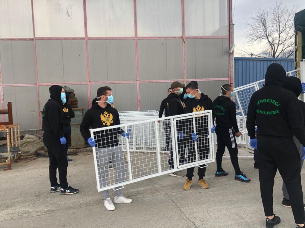 Navijači pomažu u transportu kreveta za Bemax arenu