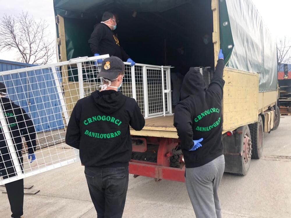 Navijači pomažu u transportu kreveta za Bemax arenu