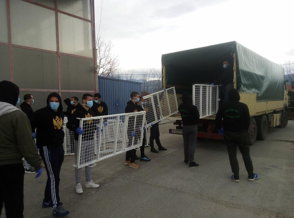 Navijači pomažu u transportu kreveta za Bemax arenu