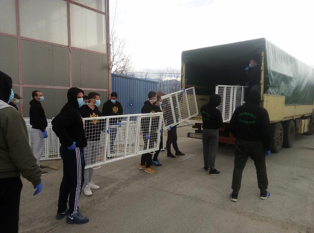 Navijači pomažu u transportu kreveta za Bemax arenu