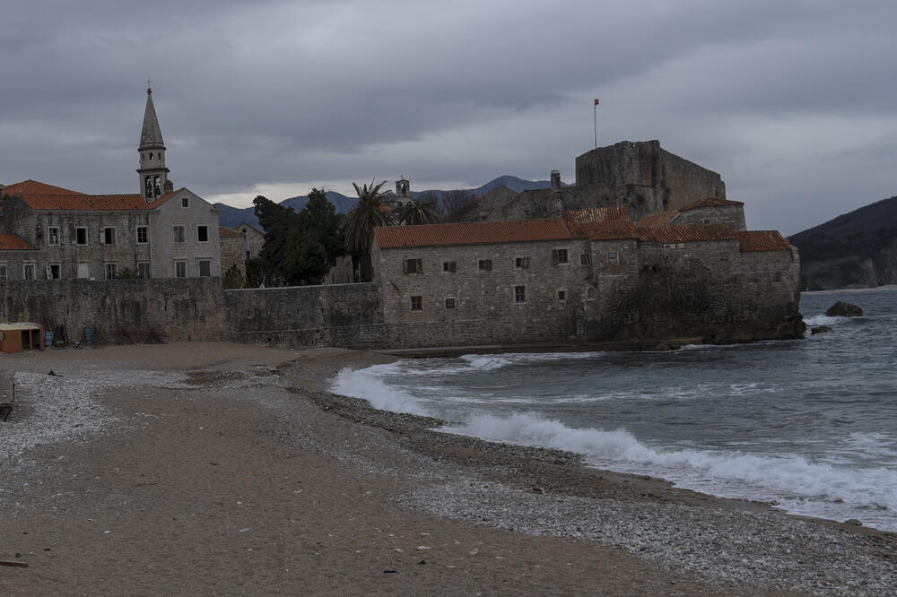 Sve prazno zbog mjera zaštite od koronavirusa: Budva, Foto: Savo Prelević