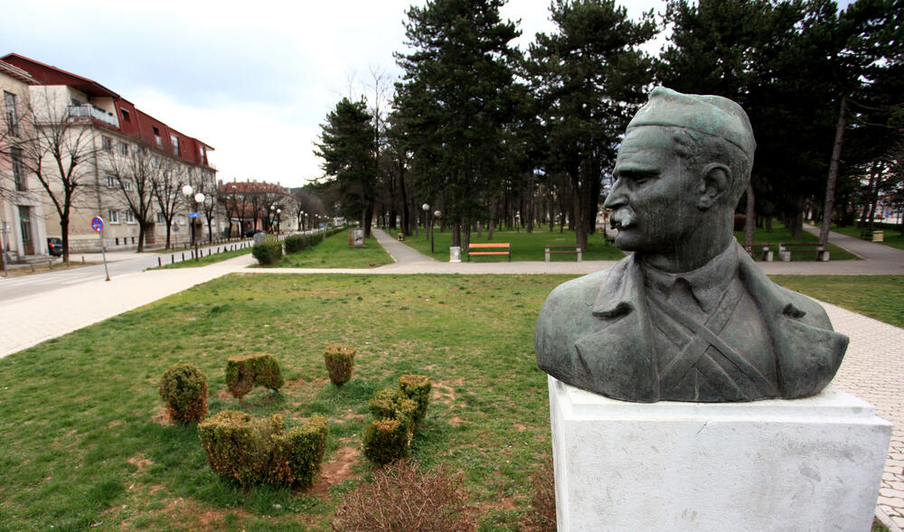 Privremenim mjerama Nacionalnog koordinacionog tijela za zaštitu građana od koronavirusa zabranjen je izlazak iz objekta stanovanja vikendom od 13 časova do pet sati ujutro narednog dana. Od zabrane su izuzeti samo oni koji moraju da rade i za to imaju potvrdu od poslodavca. U galeriji fotoreportera "Vijesti" Luke Zekovića pogledajte kako je bilo na ulicama Nikšića danas nakon 13 časova.