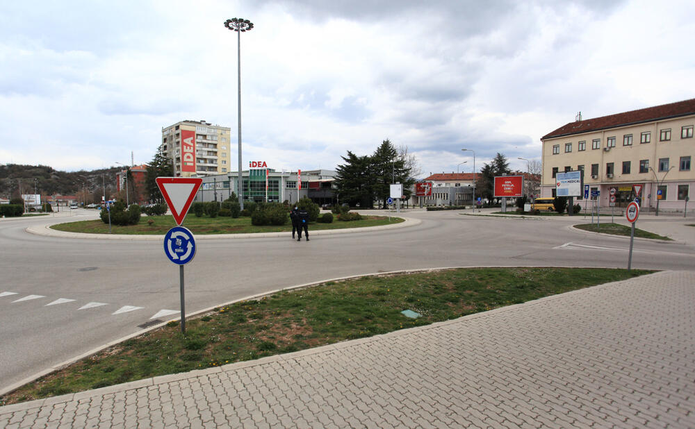 Privremenim mjerama Nacionalnog koordinacionog tijela za zaštitu građana od koronavirusa zabranjen je izlazak iz objekta stanovanja vikendom od 13 časova do pet sati ujutro narednog dana. Od zabrane su izuzeti samo oni koji moraju da rade i za to imaju potvrdu od poslodavca. U galeriji fotoreportera "Vijesti" Luke Zekovića pogledajte kako je bilo na ulicama Nikšića danas nakon 13 časova.