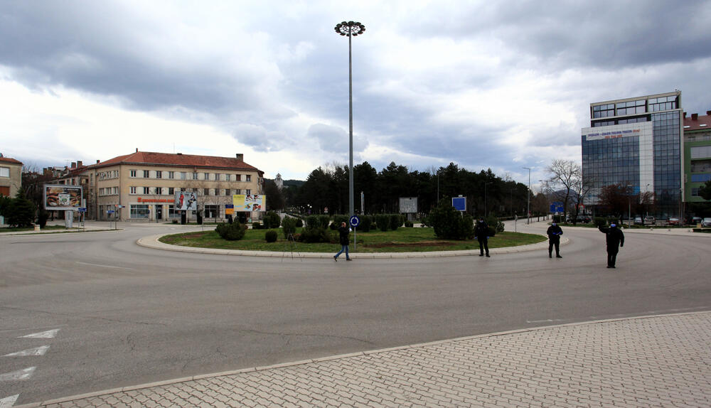 Privremenim mjerama Nacionalnog koordinacionog tijela za zaštitu građana od koronavirusa zabranjen je izlazak iz objekta stanovanja vikendom od 13 časova do pet sati ujutro narednog dana. Od zabrane su izuzeti samo oni koji moraju da rade i za to imaju potvrdu od poslodavca. U galeriji fotoreportera "Vijesti" Luke Zekovića pogledajte kako je bilo na ulicama Nikšića danas nakon 13 časova.