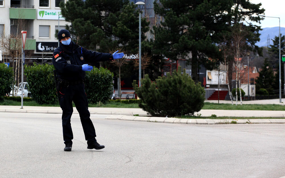 Privremenim mjerama Nacionalnog koordinacionog tijela za zaštitu građana od koronavirusa zabranjen je izlazak iz objekta stanovanja vikendom od 13 časova do pet sati ujutro narednog dana. Od zabrane su izuzeti samo oni koji moraju da rade i za to imaju potvrdu od poslodavca. U galeriji fotoreportera "Vijesti" Luke Zekovića pogledajte kako je bilo na ulicama Nikšića danas nakon 13 časova.