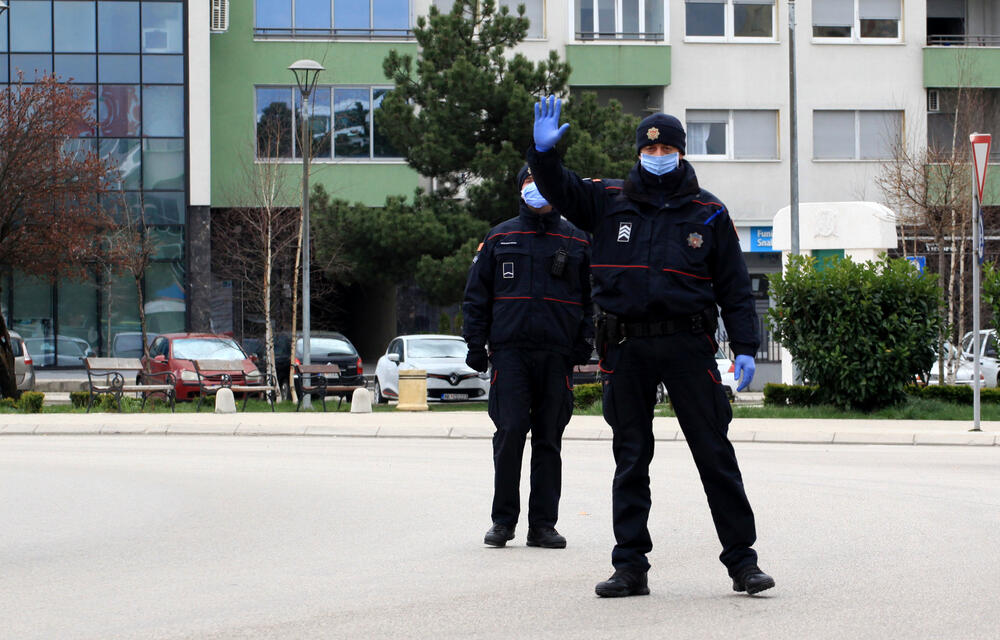 Privremenim mjerama Nacionalnog koordinacionog tijela za zaštitu građana od koronavirusa zabranjen je izlazak iz objekta stanovanja vikendom od 13 časova do pet sati ujutro narednog dana. Od zabrane su izuzeti samo oni koji moraju da rade i za to imaju potvrdu od poslodavca. U galeriji fotoreportera "Vijesti" Luke Zekovića pogledajte kako je bilo na ulicama Nikšića danas nakon 13 časova.