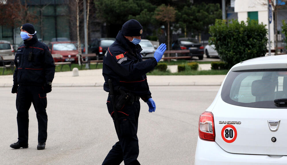 Privremenim mjerama Nacionalnog koordinacionog tijela za zaštitu građana od koronavirusa zabranjen je izlazak iz objekta stanovanja vikendom od 13 časova do pet sati ujutro narednog dana. Od zabrane su izuzeti samo oni koji moraju da rade i za to imaju potvrdu od poslodavca. U galeriji fotoreportera "Vijesti" Luke Zekovića pogledajte kako je bilo na ulicama Nikšića danas nakon 13 časova.