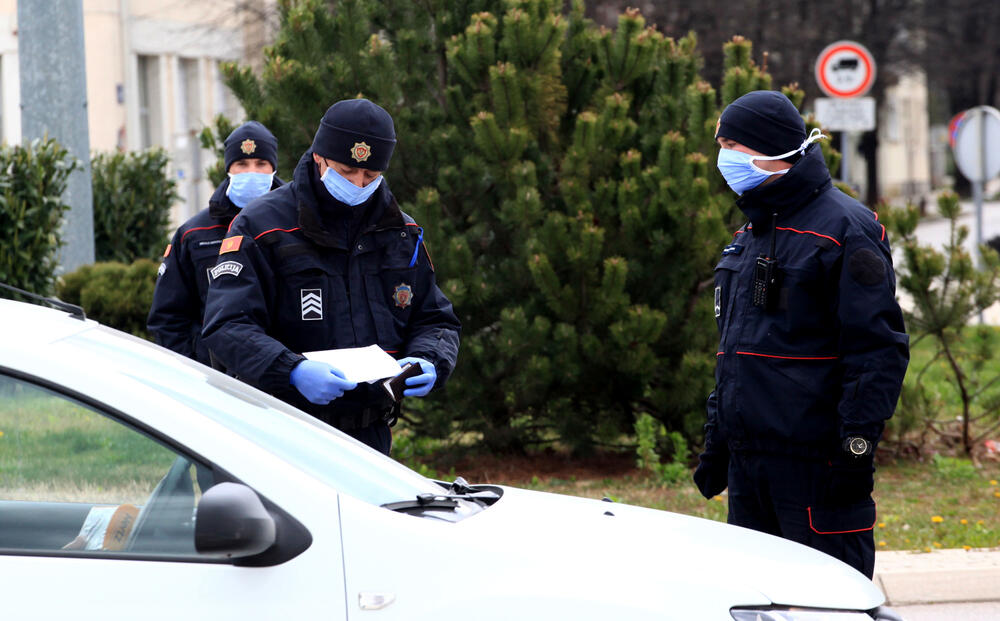 Privremenim mjerama Nacionalnog koordinacionog tijela za zaštitu građana od koronavirusa zabranjen je izlazak iz objekta stanovanja vikendom od 13 časova do pet sati ujutro narednog dana. Od zabrane su izuzeti samo oni koji moraju da rade i za to imaju potvrdu od poslodavca. U galeriji fotoreportera "Vijesti" Luke Zekovića pogledajte kako je bilo na ulicama Nikšića danas nakon 13 časova.