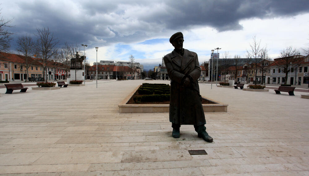 Privremenim mjerama Nacionalnog koordinacionog tijela za zaštitu građana od koronavirusa zabranjen je izlazak iz objekta stanovanja vikendom od 13 časova do pet sati ujutro narednog dana. Od zabrane su izuzeti samo oni koji moraju da rade i za to imaju potvrdu od poslodavca. U galeriji fotoreportera "Vijesti" Luke Zekovića pogledajte kako je bilo na ulicama Nikšića danas nakon 13 časova.