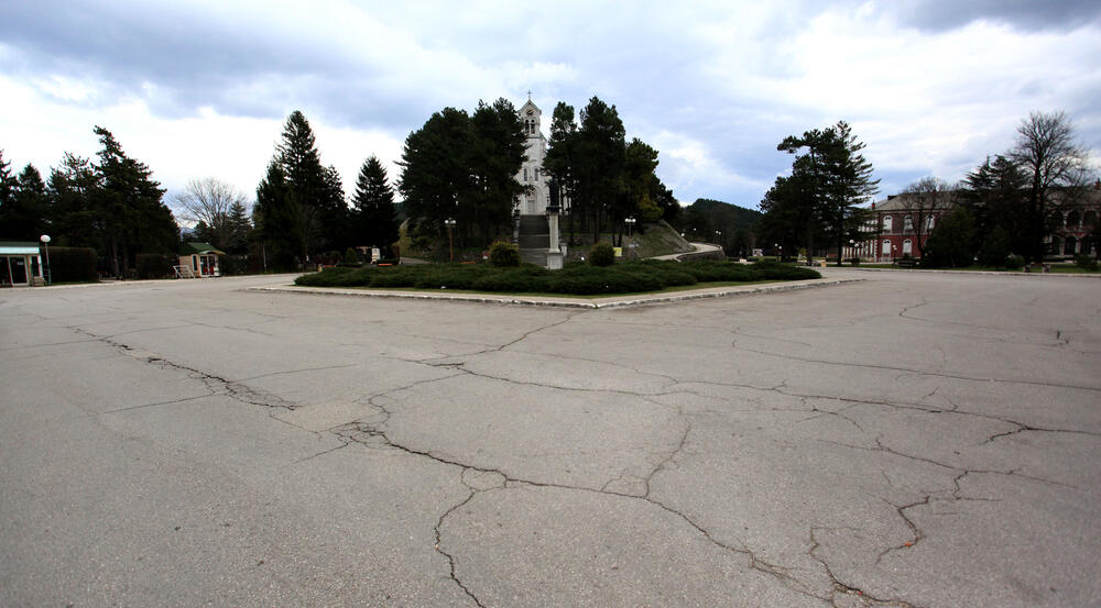 Privremenim mjerama Nacionalnog koordinacionog tijela za zaštitu građana od koronavirusa zabranjen je izlazak iz objekta stanovanja vikendom od 13 časova do pet sati ujutro narednog dana. Od zabrane su izuzeti samo oni koji moraju da rade i za to imaju potvrdu od poslodavca. U galeriji fotoreportera "Vijesti" Luke Zekovića pogledajte kako je bilo na ulicama Nikšića danas nakon 13 časova.