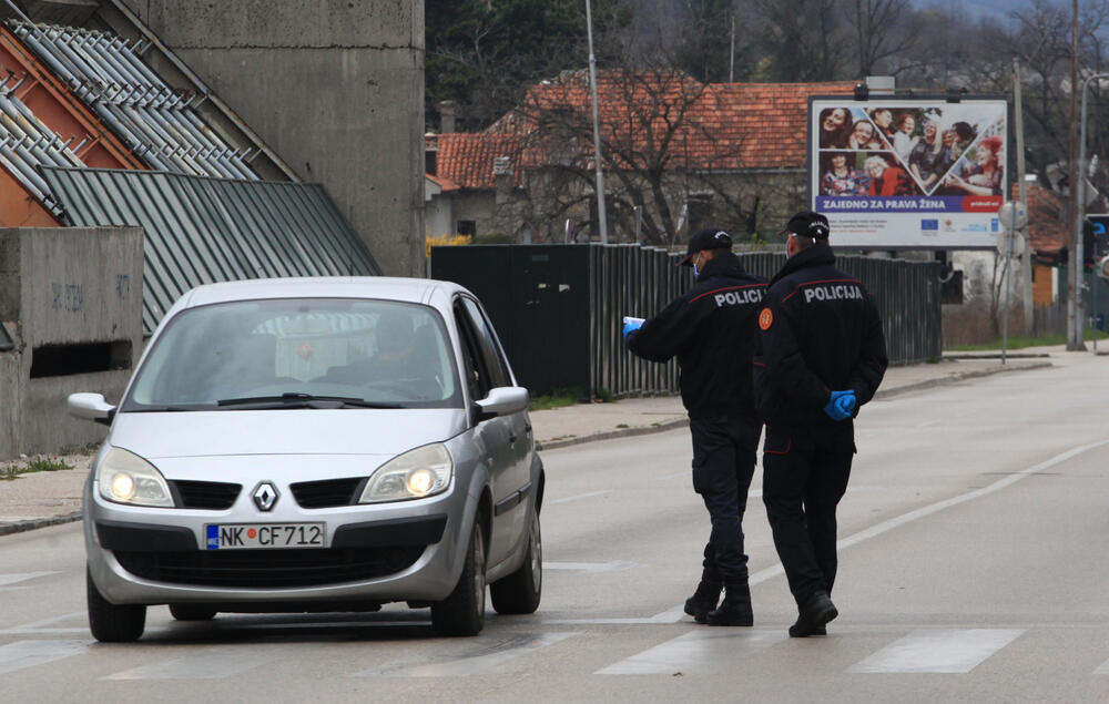 Privremenim mjerama Nacionalnog koordinacionog tijela za zaštitu građana od koronavirusa zabranjen je izlazak iz objekta stanovanja vikendom od 13 časova do pet sati ujutro narednog dana. Od zabrane su izuzeti samo oni koji moraju da rade i za to imaju potvrdu od poslodavca. U galeriji fotoreportera "Vijesti" Luke Zekovića pogledajte kako je bilo na ulicama Nikšića danas nakon 13 časova.