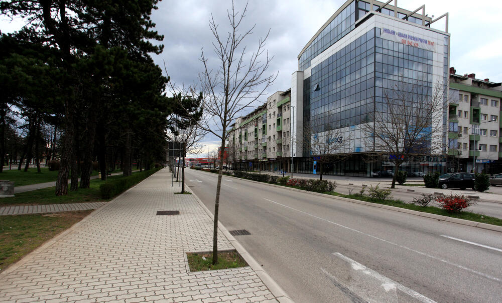 Privremenim mjerama Nacionalnog koordinacionog tijela za zaštitu građana od koronavirusa zabranjen je izlazak iz objekta stanovanja vikendom od 13 časova do pet sati ujutro narednog dana. Od zabrane su izuzeti samo oni koji moraju da rade i za to imaju potvrdu od poslodavca. U galeriji fotoreportera "Vijesti" Luke Zekovića pogledajte kako je bilo na ulicama Nikšića danas nakon 13 časova.