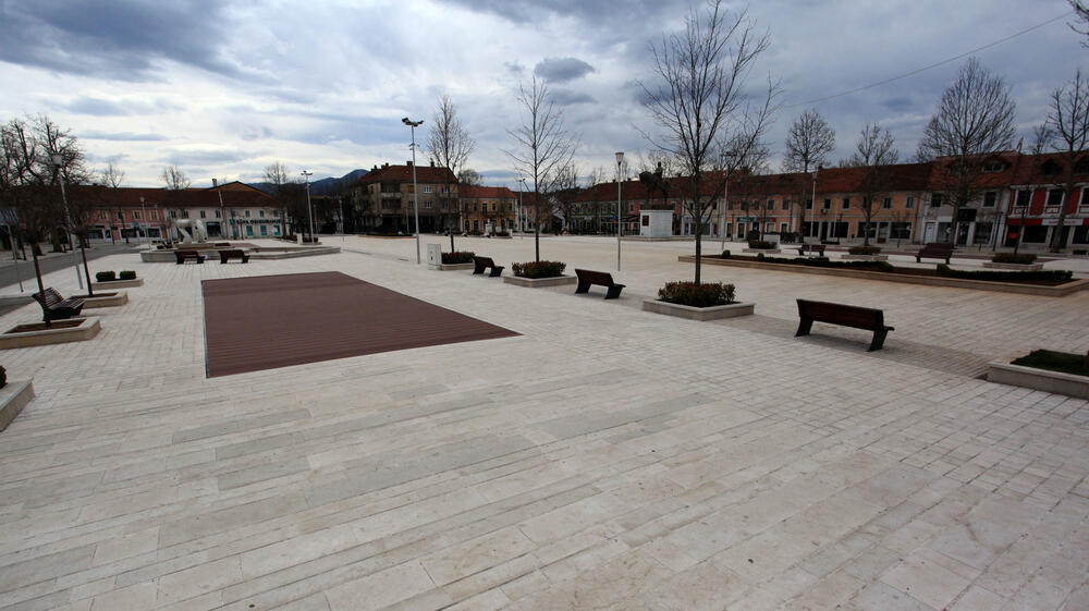 Privremenim mjerama Nacionalnog koordinacionog tijela za zaštitu građana od koronavirusa zabranjen je izlazak iz objekta stanovanja vikendom od 13 časova do pet sati ujutro narednog dana. Od zabrane su izuzeti samo oni koji moraju da rade i za to imaju potvrdu od poslodavca. U galeriji fotoreportera "Vijesti" Luke Zekovića pogledajte kako je bilo na ulicama Nikšića danas nakon 13 časova.