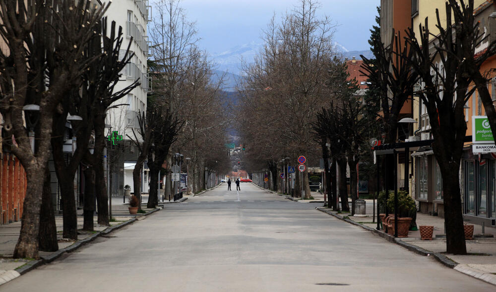 Privremenim mjerama Nacionalnog koordinacionog tijela za zaštitu građana od koronavirusa zabranjen je izlazak iz objekta stanovanja vikendom od 13 časova do pet sati ujutro narednog dana. Od zabrane su izuzeti samo oni koji moraju da rade i za to imaju potvrdu od poslodavca. U galeriji fotoreportera "Vijesti" Luke Zekovića pogledajte kako je bilo na ulicama Nikšića danas nakon 13 časova.