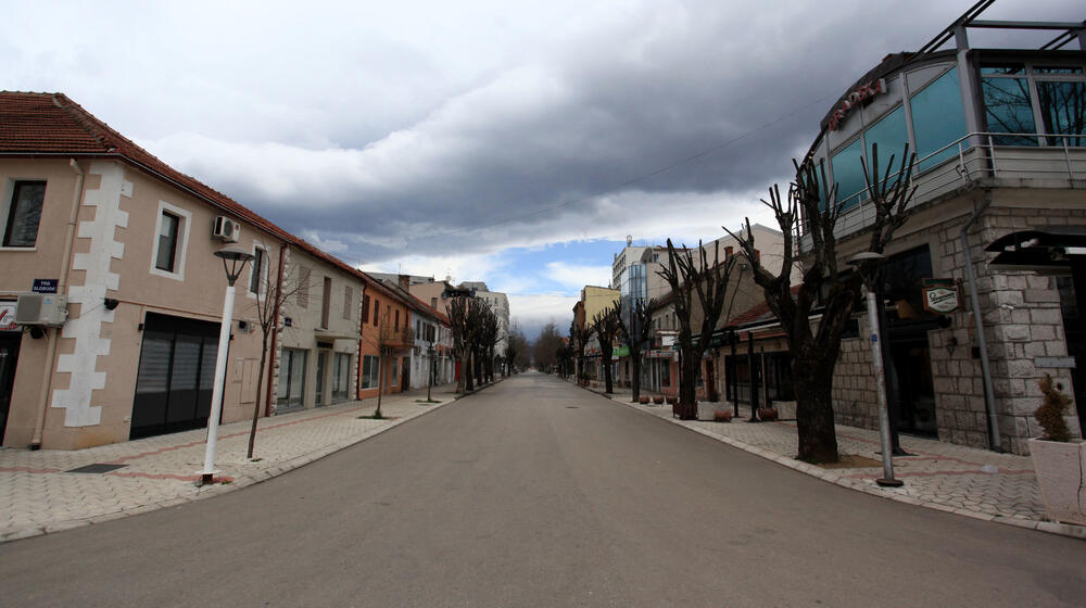 Privremenim mjerama Nacionalnog koordinacionog tijela za zaštitu građana od koronavirusa zabranjen je izlazak iz objekta stanovanja vikendom od 13 časova do pet sati ujutro narednog dana. Od zabrane su izuzeti samo oni koji moraju da rade i za to imaju potvrdu od poslodavca. U galeriji fotoreportera "Vijesti" Luke Zekovića pogledajte kako je bilo na ulicama Nikšića danas nakon 13 časova.