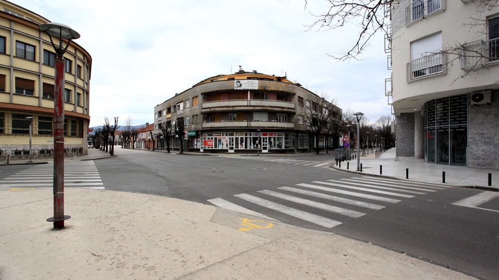 Privremenim mjerama Nacionalnog koordinacionog tijela za zaštitu građana od koronavirusa zabranjen je izlazak iz objekta stanovanja vikendom od 13 časova do pet sati ujutro narednog dana. Od zabrane su izuzeti samo oni koji moraju da rade i za to imaju potvrdu od poslodavca. U galeriji fotoreportera "Vijesti" Luke Zekovića pogledajte kako je bilo na ulicama Nikšića danas nakon 13 časova.