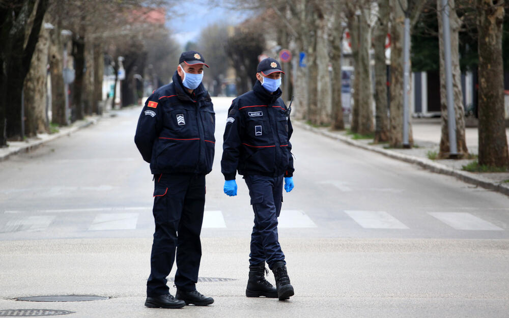 Privremenim mjerama Nacionalnog koordinacionog tijela za zaštitu građana od koronavirusa zabranjen je izlazak iz objekta stanovanja vikendom od 13 časova do pet sati ujutro narednog dana. Od zabrane su izuzeti samo oni koji moraju da rade i za to imaju potvrdu od poslodavca. U galeriji fotoreportera "Vijesti" Luke Zekovića pogledajte kako je bilo na ulicama Nikšića danas nakon 13 časova.