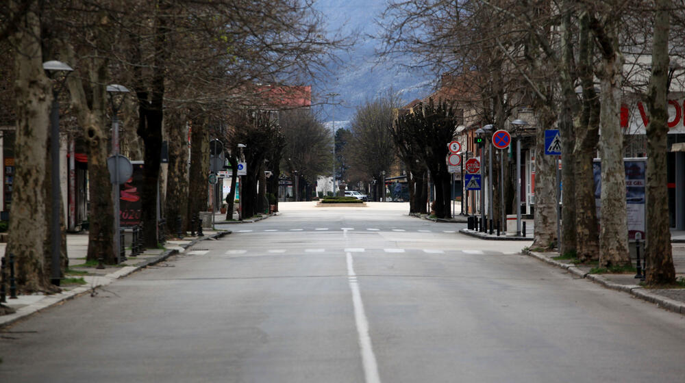 Privremenim mjerama Nacionalnog koordinacionog tijela za zaštitu građana od koronavirusa zabranjen je izlazak iz objekta stanovanja vikendom od 13 časova do pet sati ujutro narednog dana. Od zabrane su izuzeti samo oni koji moraju da rade i za to imaju potvrdu od poslodavca. U galeriji fotoreportera "Vijesti" Luke Zekovića pogledajte kako je bilo na ulicama Nikšića danas nakon 13 časova.