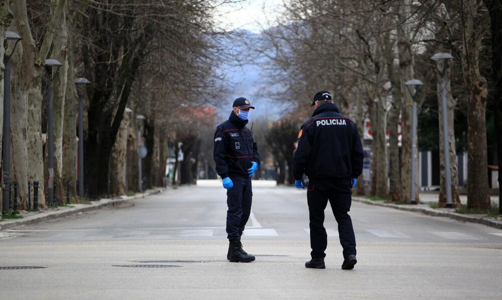 Privremenim mjerama Nacionalnog koordinacionog tijela za zaštitu građana od koronavirusa zabranjen je izlazak iz objekta stanovanja vikendom od 13 časova do pet sati ujutro narednog dana. Od zabrane su izuzeti samo oni koji moraju da rade i za to imaju potvrdu od poslodavca. U galeriji fotoreportera "Vijesti" Luke Zekovića pogledajte kako je bilo na ulicama Nikšića danas nakon 13 časova.