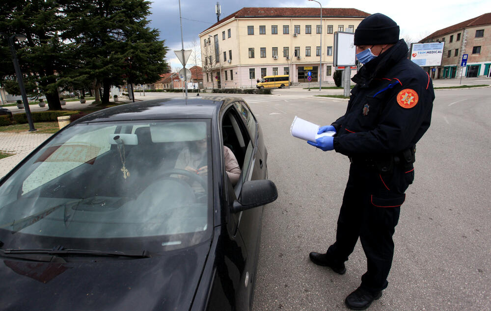 Privremenim mjerama Nacionalnog koordinacionog tijela za zaštitu građana od koronavirusa zabranjen je izlazak iz objekta stanovanja vikendom od 13 časova do pet sati ujutro narednog dana. Od zabrane su izuzeti samo oni koji moraju da rade i za to imaju potvrdu od poslodavca. U galeriji fotoreportera "Vijesti" Luke Zekovića pogledajte kako je bilo na ulicama Nikšića danas nakon 13 časova.